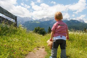 L’été à la montagne avec bébé : les précautions à prendre en considération