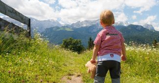 L’été à la montagne avec bébé : les précautions à prendre en considération