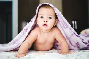 Bébé sous un couverture