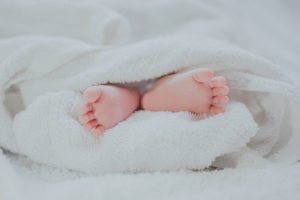 les pieds d'un bébé après un test ADN pour connaître son sexe