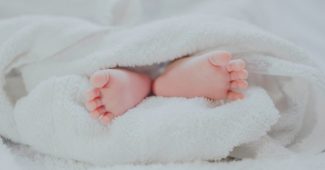 les pieds d'un bébé après un test ADN pour connaître son sexe