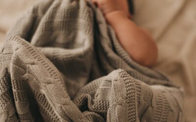 bébé avec un bonnet en tricot gris
